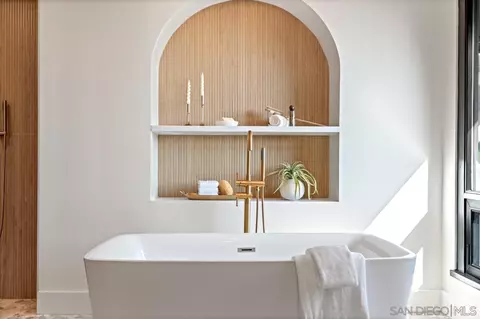Bath - 4911 Beaumont Dr, La Mesa, CA 91941 photo 9 of 12