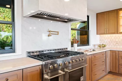 Kitchen - 4911 Beaumont Dr, La Mesa, CA 91941 photo 10 of 13