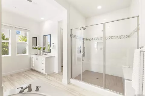 Bath - 1417 Apex Pl, Escondido, CA 92026 photo 5 of 5