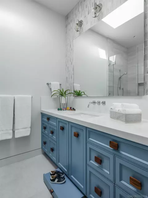 Bath - 5416 Candlelight Dr, La Jolla, CA 92037 photo 9 of 11