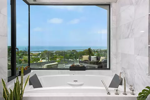 Bath - 5416 Candlelight Dr, La Jolla, CA 92037 photo 1 of 11