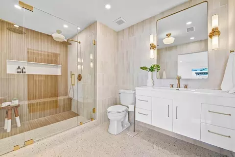 Bath - 255 Turner Ave, Encinitas, CA 92024 photo 2 of 4
