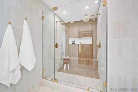 Bath - 255 Turner Ave, Encinitas, CA 92024 photo 3 of 4
