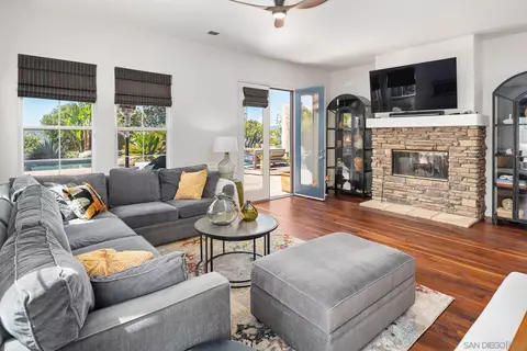 Living - 424 Sky Mesa Rd, Alpine, CA 91901 photo 4 of 5