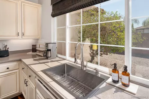 Kitchen - 424 Sky Mesa Rd, Alpine, CA 91901 photo 4 of 10