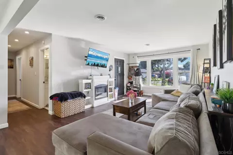 Living - 734 Hackberry Pl, Fallbrook, CA 92028 photo 1 of 2