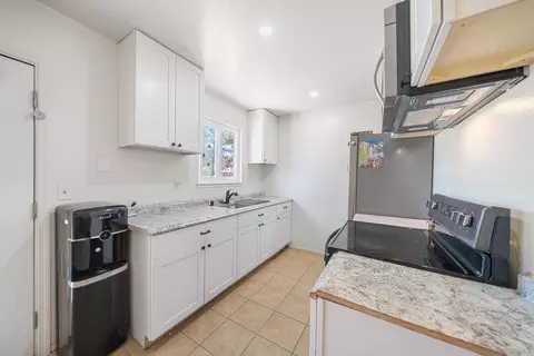 Kitchen - 18071 Sycamore St, Hesperia, CA 92345 photo 1 of 2
