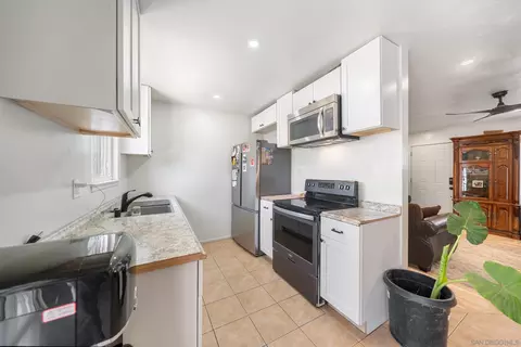 Kitchen - 18071 Sycamore St, Hesperia, CA 92345 photo 2 of 2