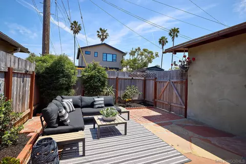 Exterior - 211 La Mesa Ave, Encinitas, CA 92024 photo 8 of 11