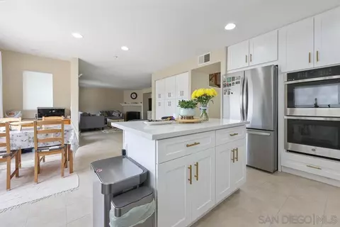 Kitchen - 2176 Pointe Pkwy, Spring Valley, CA 91978 photo 2 of 3