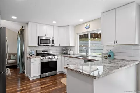 Kitchen - 10424 Nubbin Ct, Santee, CA 92071 photo 4 of 6