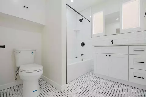 Bath - 275 F Ave, Coronado, CA 92118 photo 2 of 2
