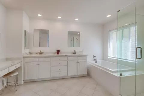Bath - 32411 Cassino Ct, Temecula, CA 92592 photo 5 of 8