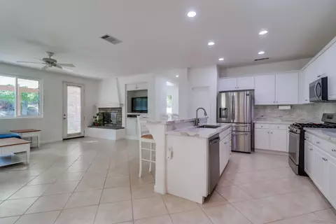 Kitchen - 32411 Cassino Ct, Temecula, CA 92592 photo 5 of 7