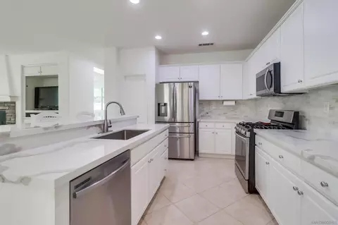 Kitchen - 32411 Cassino Ct, Temecula, CA 92592 photo 4 of 7