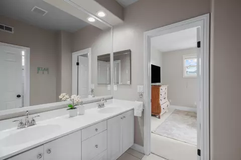 Bath - 6402 Topmast Dr, Carlsbad, CA 92011 photo 2 of 3