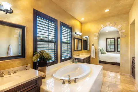 Bath - 1961 James Gaynor St, Fallbrook, CA 92028 photo 1 of 4