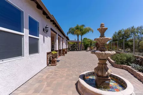 Exterior - 1961 James Gaynor St, Fallbrook, CA 92028 photo 2 of 7