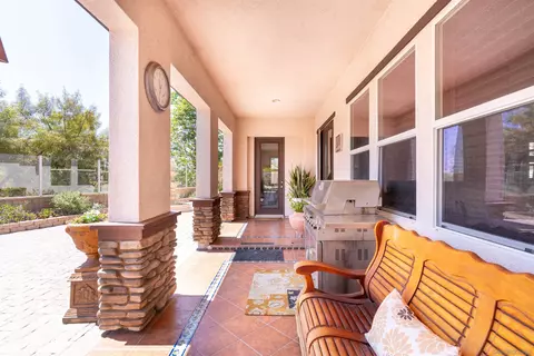 Exterior - 1961 James Gaynor St, Fallbrook, CA 92028 photo 4 of 7
