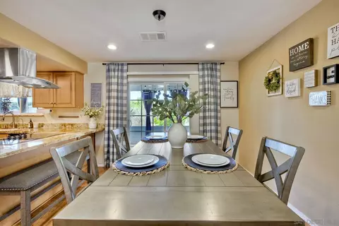 Dining - 1038 Knoll Park Ln, Fallbrook, CA 92028 photo 2 of 4