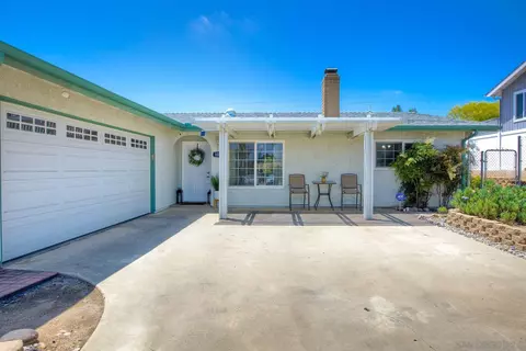 Exterior - 1038 Knoll Park Ln, Fallbrook, CA 92028 photo 2 of 10