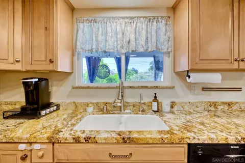 Kitchen - 1038 Knoll Park Ln, Fallbrook, CA 92028 photo 5 of 7