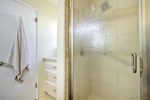 Bath - 1038 Knoll Park Ln, Fallbrook, CA 92028 photo 2 of 3