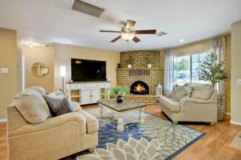 Living - 1038 Knoll Park Ln, Fallbrook, CA 92028 photo 2 of 4