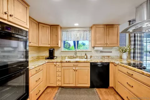 Kitchen - 1038 Knoll Park Ln, Fallbrook, CA 92028 photo 3 of 7