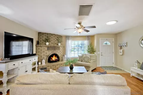 Living - 1038 Knoll Park Ln, Fallbrook, CA 92028 photo 3 of 4
