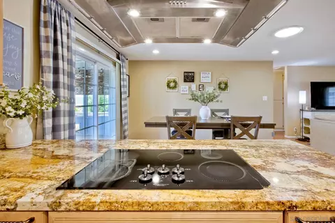 Kitchen - 1038 Knoll Park Ln, Fallbrook, CA 92028 photo 6 of 7