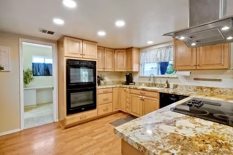 Kitchen - 1038 Knoll Park Ln, Fallbrook, CA 92028 photo 2 of 7