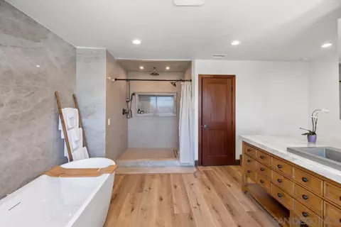 Bath - 6675 Caminito Lindrick, La Jolla, CA 92037 photo 4 of 5