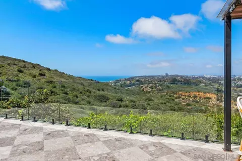 View/Area - 6675 Caminito Lindrick, La Jolla, CA 92037 photo 2 of 10