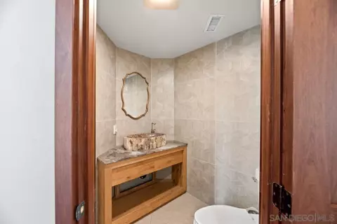 Bath - 6675 Caminito Lindrick, La Jolla, CA 92037 photo 2 of 5