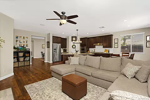 Living - 1104 Parkview Dr, Oceanside, CA 92057 photo 3 of 3