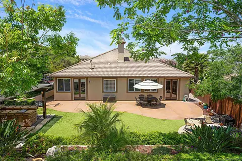 Exterior - 1104 Parkview Dr, Oceanside, CA 92057 photo 2 of 15