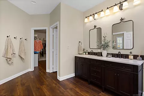 Bath - 1104 Parkview Dr, Oceanside, CA 92057 photo 2 of 4