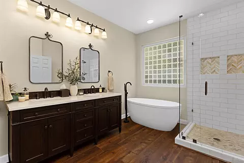 Bath - 1104 Parkview Dr, Oceanside, CA 92057 photo 1 of 4
