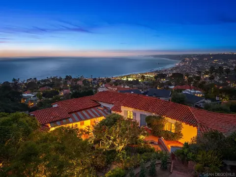 View/Area - 7520 Hillside Dr, La Jolla, CA 92037 photo 2 of 11