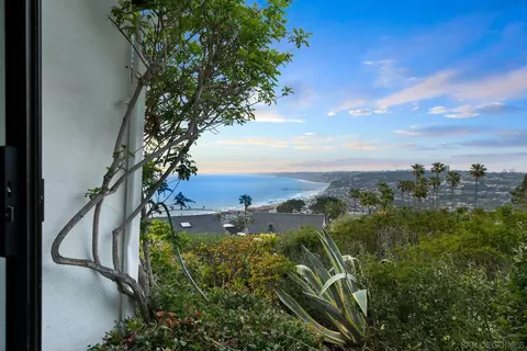 View/Area - 7520 Hillside Dr, La Jolla, CA 92037 photo 8 of 11