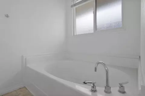 Bath - 80 E Dawes St #127, Perris, CA 92571 photo 2 of 4