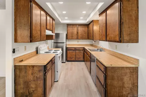 Kitchen - 4870 Clearview Way, La Mesa, CA 91942 photo 6 of 8