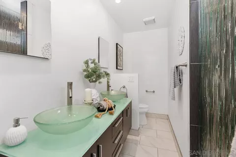 Bath - 1540 E Chase Ave, El Cajon, CA 92020 photo 2 of 3