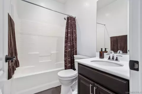 Bath - 1082 Straightaway Ct, Oceanside, CA 92057 photo 5 of 6