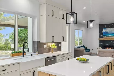 Kitchen - 2196 Kirkcaldy Rd, Fallbrook, CA 92028 photo 5 of 6