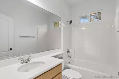 Bath - 2196 Kirkcaldy Rd, Fallbrook, CA 92028 photo 7 of 7