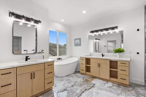 Bath - 2196 Kirkcaldy Rd, Fallbrook, CA 92028 photo 2 of 7