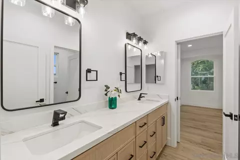 Bath - 2196 Kirkcaldy Rd, Fallbrook, CA 92028 photo 5 of 7