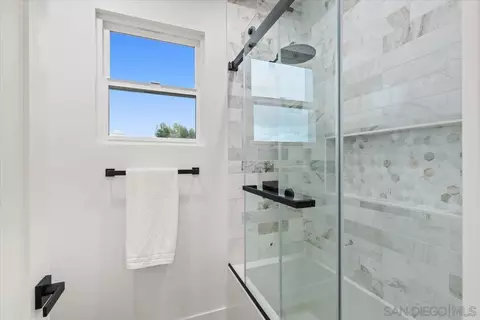 Bath - 2196 Kirkcaldy Rd, Fallbrook, CA 92028 photo 6 of 7